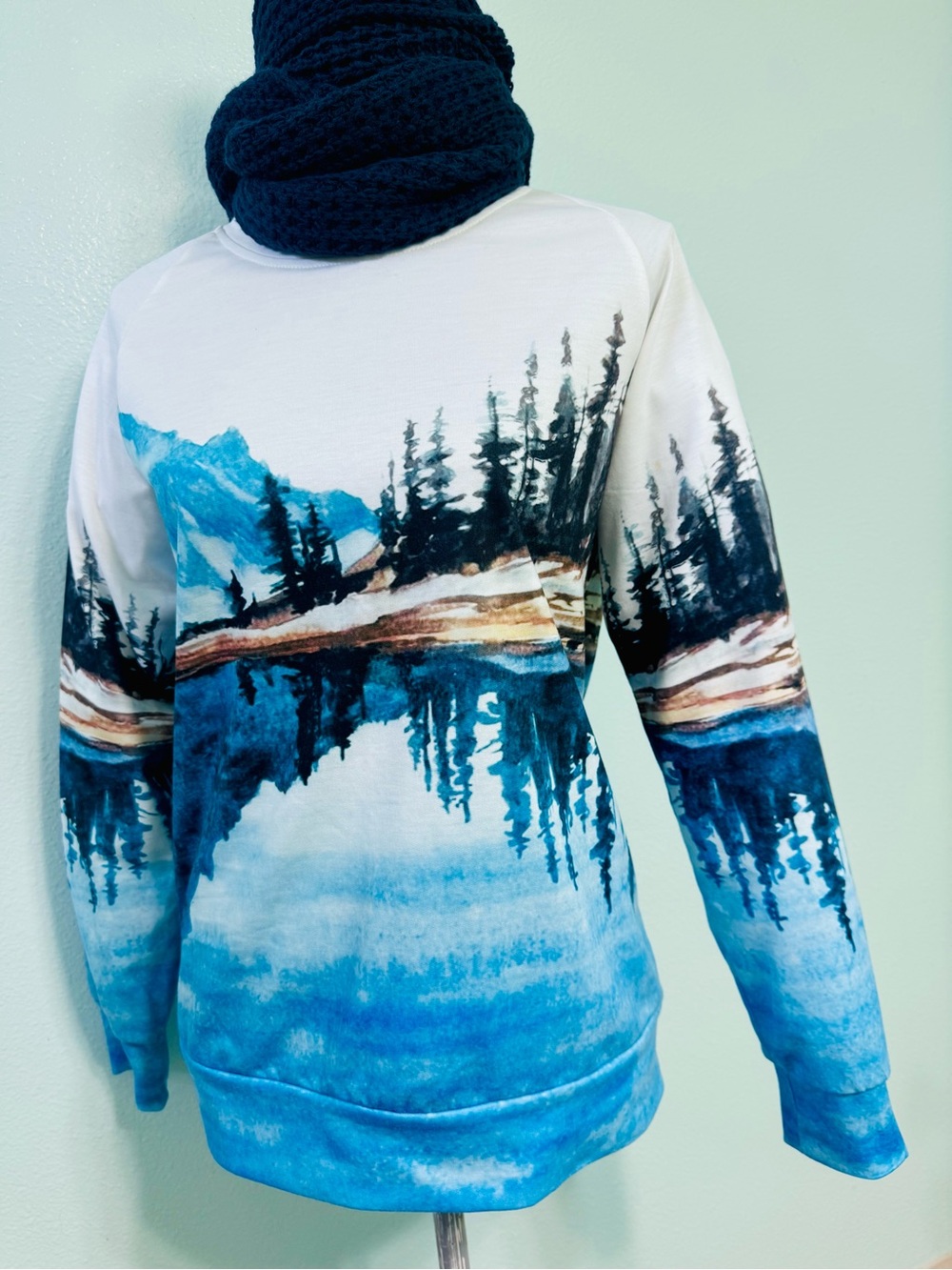 Scenic Lake Print Long Sleeve Tee in Blue